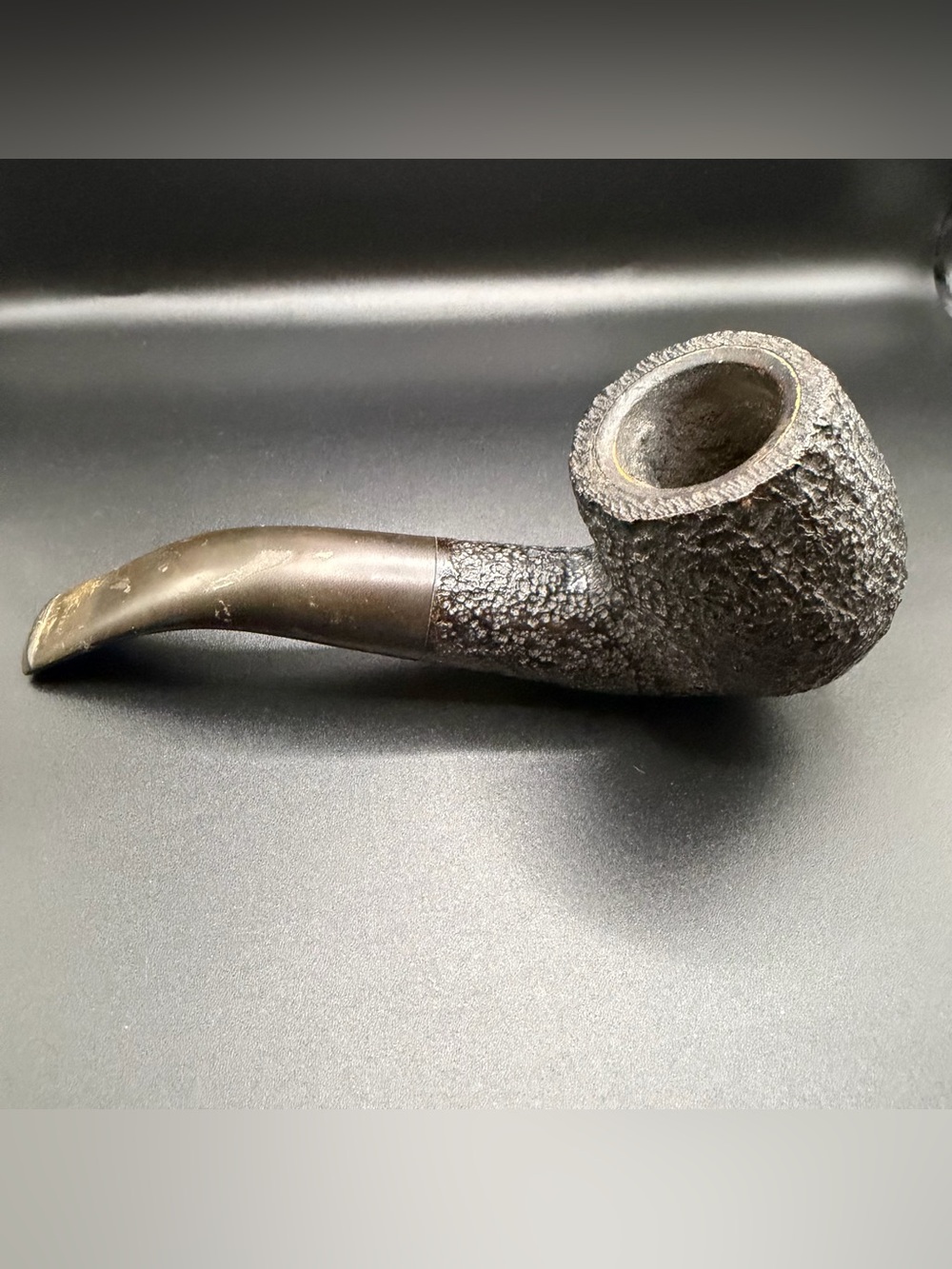 The Vintage Citation Pipe 616 is a classic billiard-shaped pipe made by Savinell